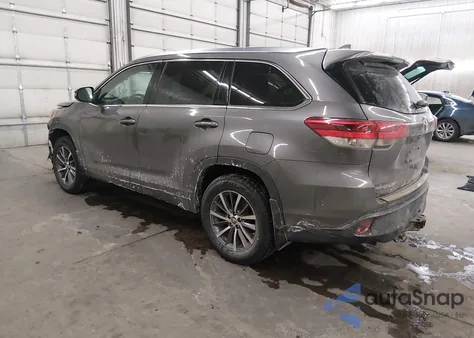 2018 Toyota Highlander Xle z USA, uszkodzony, nr VIN 5TDJZRFH7JS834907